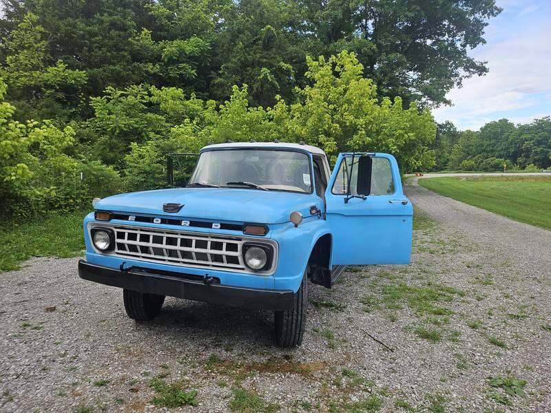 Photo of the 1965 Ford F-600 front view